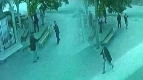 Bir elinde baston, diğerinde silah! 93 yaşındaki adam dehşet saçtı; 1'i çocuk 3 kişiyi yaraladı