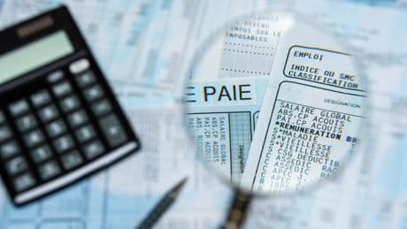 Fins de mois difficiles : et si le salaire était bientôt versé en plusieurs fois ?