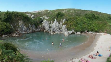 Está en Asturias y es una de las playas más singulares de todo el país por su tamaño