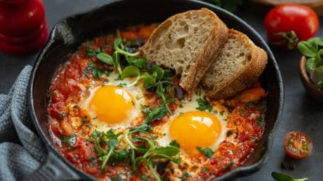 Shakshuka: el plato magrebí que conquista las mesas de todo el mundo