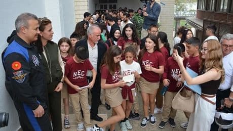 Astronot Alper Gezeravcı seyir defterini öğrencilerle paylaştı