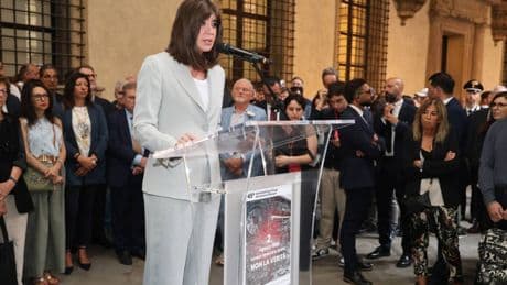 L'anniversario tra urla e fischi. Contestati Bernini e La Russa