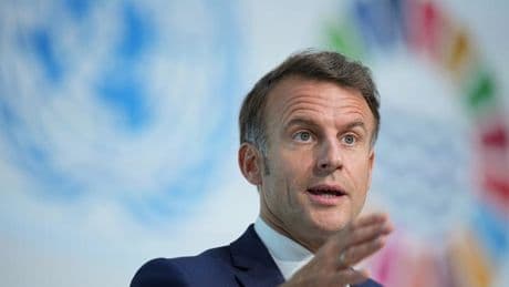 Surveillante tuée à Nogent: Emmanuel Macron déplore "une montée, une désinhibition de la violence"