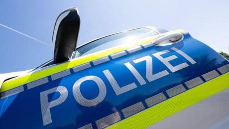 Landkreis Offenbach: Rollerfahrer flieht vor Polizei und fährt Zweijährigen an