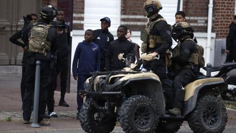 Agents du Raid parachutés, journalistes écartés... Avec son «schéma national des violences urbaines», Beauvau veut reprendre la main face aux émeutiers
