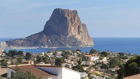 Tragedia en Alicante: un coche aparcado se desliza sin control, mata a un bebé de 20 días y deja a su madre gravemente herida