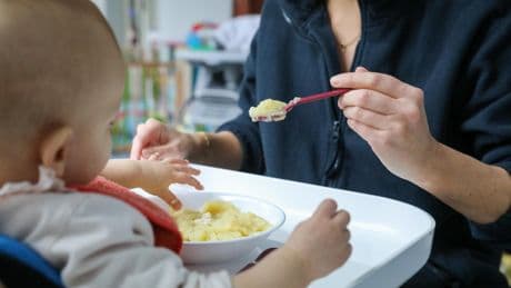 Protection de l’enfance : les pouponnières surchargées de bébés placés plus tôt et plus longtemps