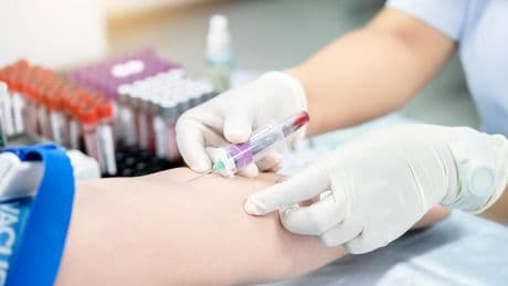 Cancer : une simple prise de sang pour débusquer plus tôt la récidive et adapter le traitement