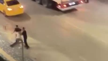 Bursa'da bir erkek sokakta yürüyen kadını darp etti