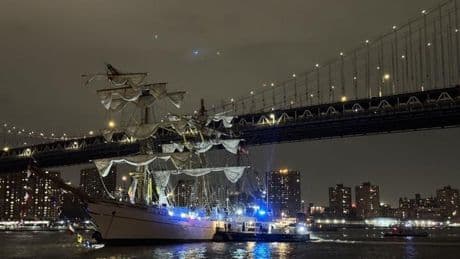 Dos muertos y 20 heridos al chocar un buque escuela mexicano con el puente de Brooklyn de Nueva York
