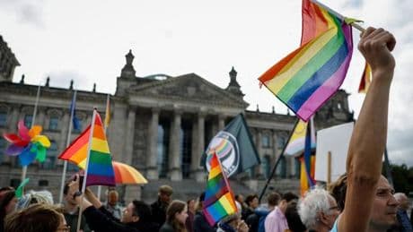 Christopher Street Day in Berlin: Tausende Menschen fordern Regenbogenfahne am Bundestag