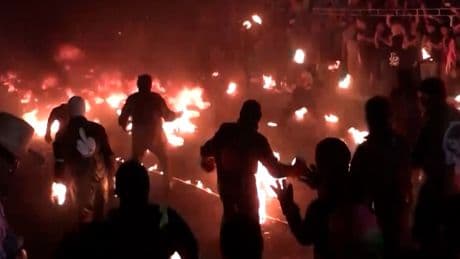 Gefährliches Festival - Dorf verwandelt sich in eine Feuer-Hölle!