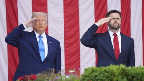 Trump aprovecha para lanzar ataques políticos durante el homenaje del Día de los Caídos