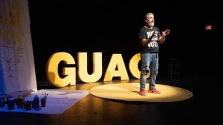 El padre de una víctima de un tiroteo escolar en EEUU lleva la polémica de las armas al teatro y clona con IA a su hijo muerto