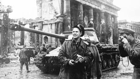 Jewgeni Chaldej fotografiert die Rote Fahne über Berlin: So entstand das ikonische Bild