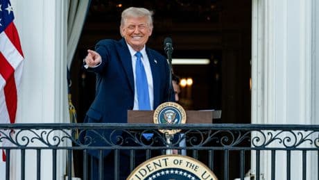 El déficit comercial de EEUU cae un 55,5% en abril