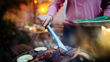 Schon gewusst? Mit einem Trick klebt beim Grillen nichts mehr an