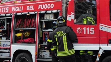 Incendio a Rossiglione, intervenuti i vigili del fuoco. Tre elicotteri al lavoro per spegnere le fiamme