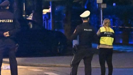 Vrouw steekt mensen neer in München, politie schiet haar dood