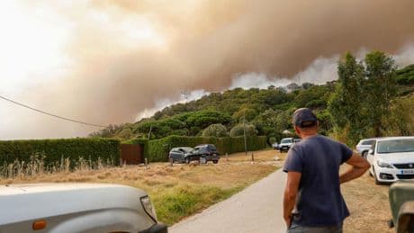 Un incendio en Tarifa obliga a evacuar hoteles, campings, 5.000 vehículos y chiringuitos como el mítico 'El Tumbao'