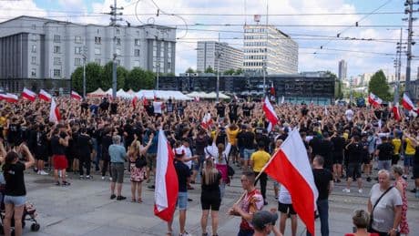 In 80 Städten: Tausende protestieren in Polen gegen Migration