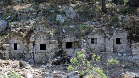 Olympos Antik Kent'te ziyarete ilk kez açılan kaya mezarları gezi rotasına dahil edildi