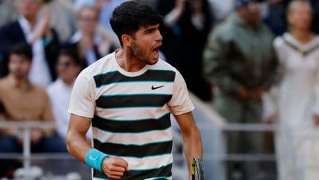 Roland-Garros : Carlos Alcaraz remporte une finale légendaire en renversant Jannik Sinner, son deuxième titre à Paris