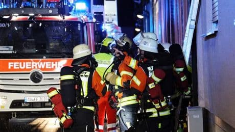Spezialkräfte im Einsatz: Mann setzt Balkon in Brand und verschanzt sich auf Hausdach