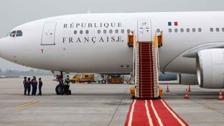 Au Vietnam et en Indonésie, Emmanuel Macron propose une « troisième voie »
