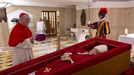 Aufbahrung: Vatikan zeigt erstes Foto von Papst Franziskus im Sarg