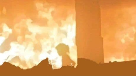 Milagro en el infierno: sacan de entre los escombros y las llamas a una niña gazatí tras un ataque israelí contra una escuela