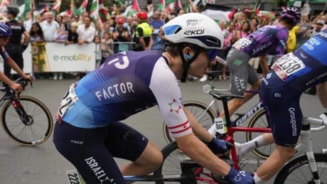Ondanks demonstraties bij de start peloton begonnen aan twaalfde Vuelta-rit