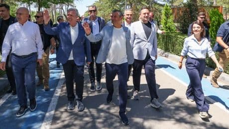 Özgür Özel, Mansur Yavaş ile birlikte Atatürk Çocukları ve Doğal Yaşam Parkı, Batıkent 2. Yüzyıl Parkı ve Gazi Parkı'nı gezdi