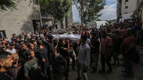 Mientras Netanyahu mata de hambre a Gaza, el mundo se vuelve contra él, y él lo sabe
