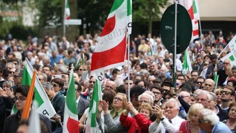 Parlamento chiuso, la politica riparte in piazza tra feste e kermesse