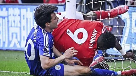 Spoedoperatie voor Nottingham Forest-spits Taiwo Awoniyi na botsing met doelpaal