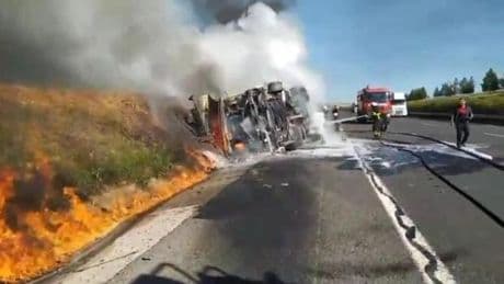 Şanlıurfa'da akaryakıt yüklü tanker devrildi!