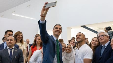 Pedro Sánchez y Mónica García inauguran en Melilla un hospital sin camas ni UCI