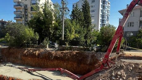 Uşak'ta üzerine beton pompası düşen 2 işçi yaralandı