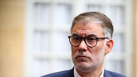 Critiqué par Retailleau, Faure reçoit le soutien de Mélenchon après son appel à arborer les mairies d’un drapeau palestinien le 22 septembre