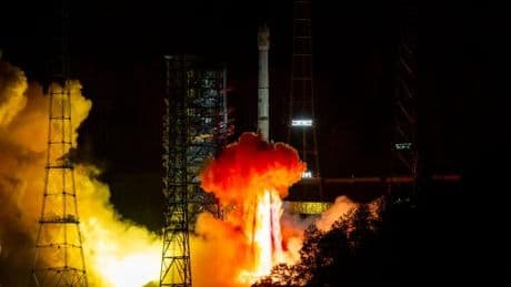China schickt „Tianwen-2-Raumsonde“ ins All – der Raketen-Start im Video