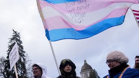 Un juez bloquea parte de las órdenes de Trump contra los programas de diversidad y transgénero