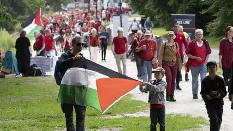 LIVE | Mars van ’150.000 mensen’ trekt door Den Haag voor Rode Lijn-protest: ’Wat in Gaza gebeurt is onmenselijk’