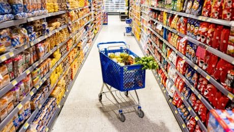 Tres errores que tienes que evitar al llenar el carrito en el supermercado, según una ingeniera en alimentos