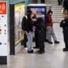 Waffenverbot in Bahn und Bus: Start des Waffenverbots: 600 Kontrollen, elf Messer gefunden