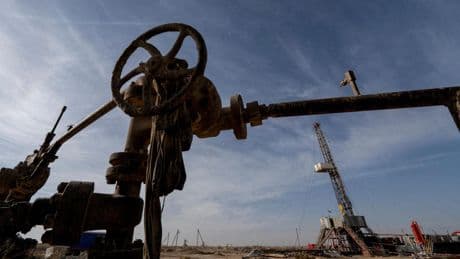 El petróleo cae hasta un 4,6%: la OPEP+ aumenta en 411.000 barriles diarios su oferta