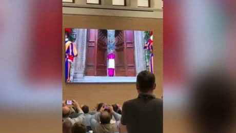 Así se vivió el cierre de puertas para el Cónclave desde la sala de prensa del Vaticano