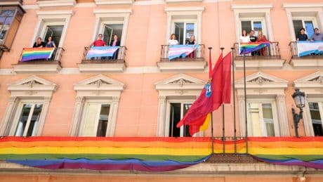 El TSJM anula una sentencia que impedía poner la bandera LGTBI en un edificio público