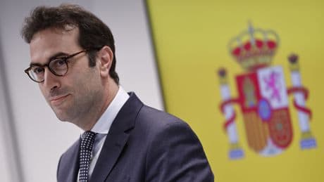 El ministro Cuerpo viaja a Washington a ver al secretario del Tesoro que cargó contra el Gobierno: "Es para reforzar las relaciones bilaterales"