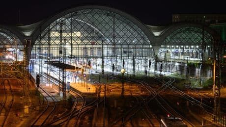 Am Dresdner Hauptbahnhof - Teenager will auf fahrenden Güterzug aufspringen